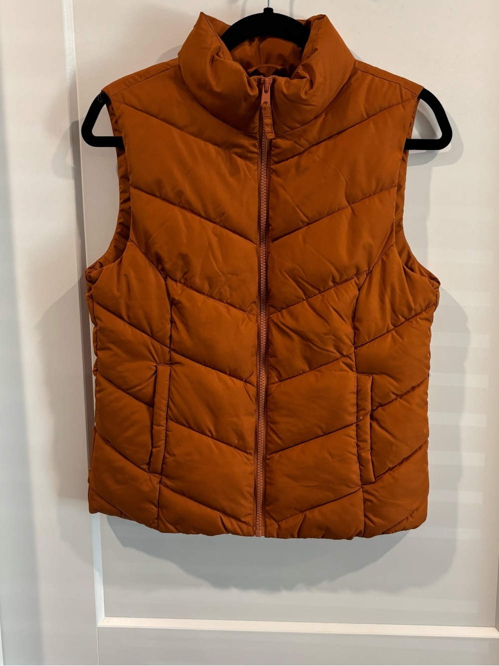 NEW Cole Haan Quilted Puffer Vest in Rust Orange Color
Chevron Polyfill  SZ  S